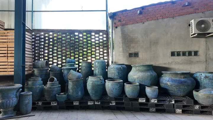 Pots émaillés bleus et sarcelle sur palettes prêts pour l’export