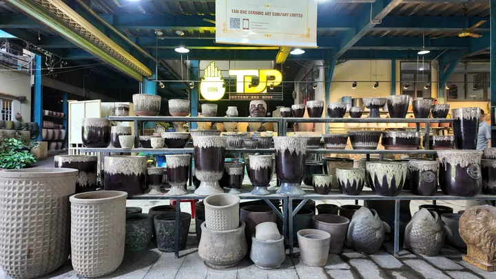 Showroom TDP với chậu gốm men đen và xám